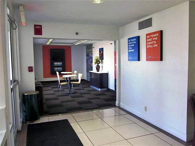 Motel 6 Normal Interior photo